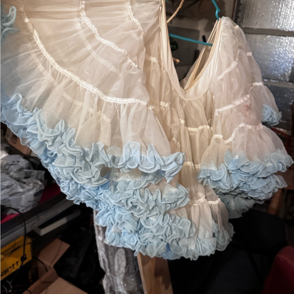 Square dancing puffy slip
